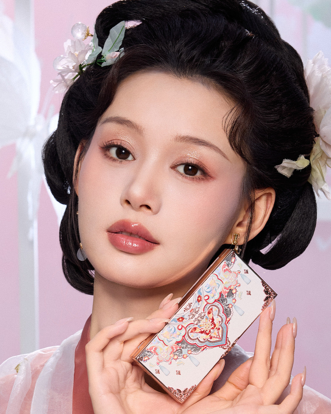 Butterfly Cloud Collar Embossed Six-Color Makeup Palette